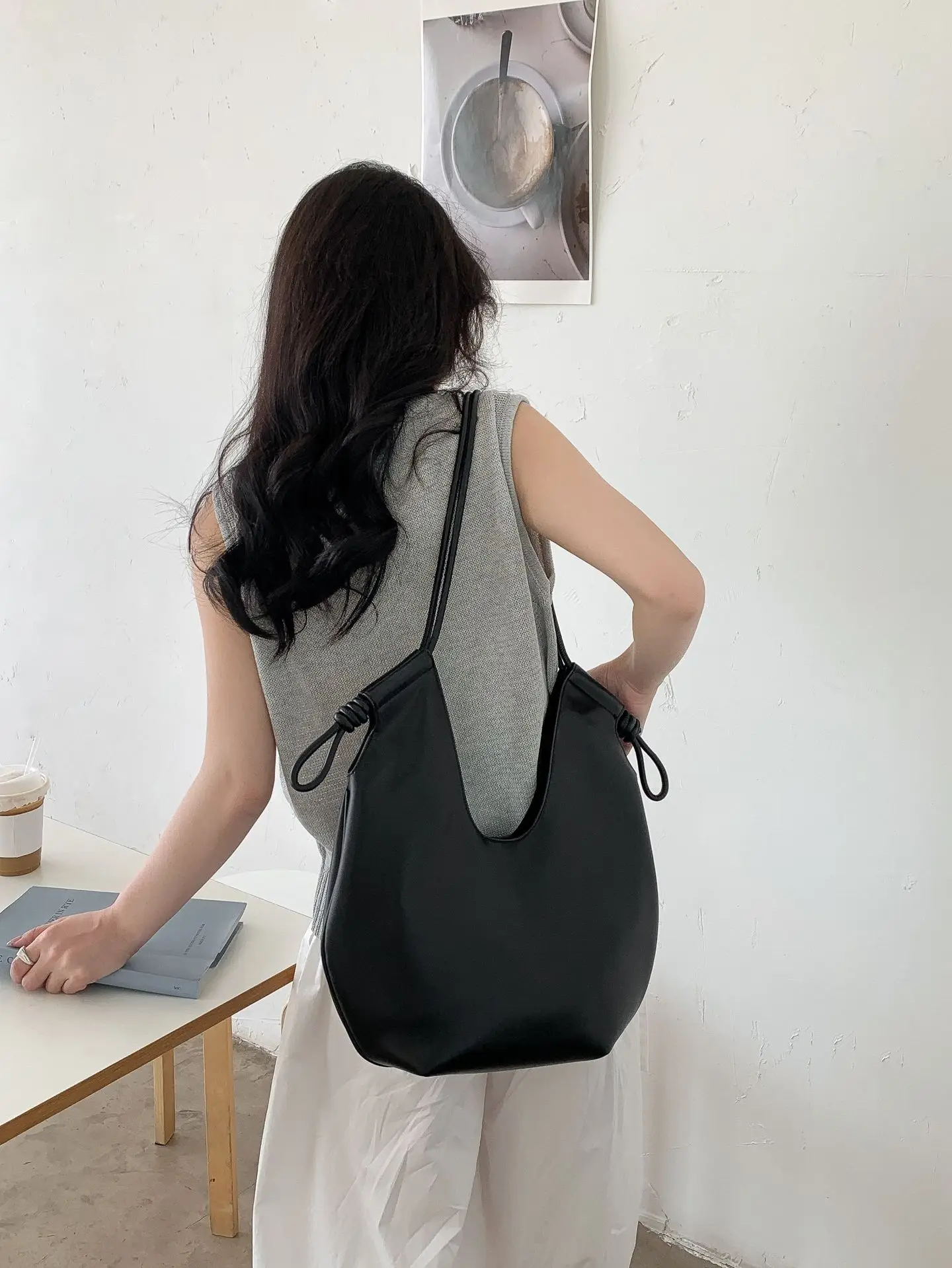 Large Capacity Tote Bags Vintage Fashion Shoulder Bags Luxury Designer Versatile Casual Women Handbag Simple Trendy Solid Pu
Large Capacity Tote Bags Vintage Fashion Shoulder Bags Luxury Designer Versatile Casual Women Handbag Simple Trendy Solid Pu