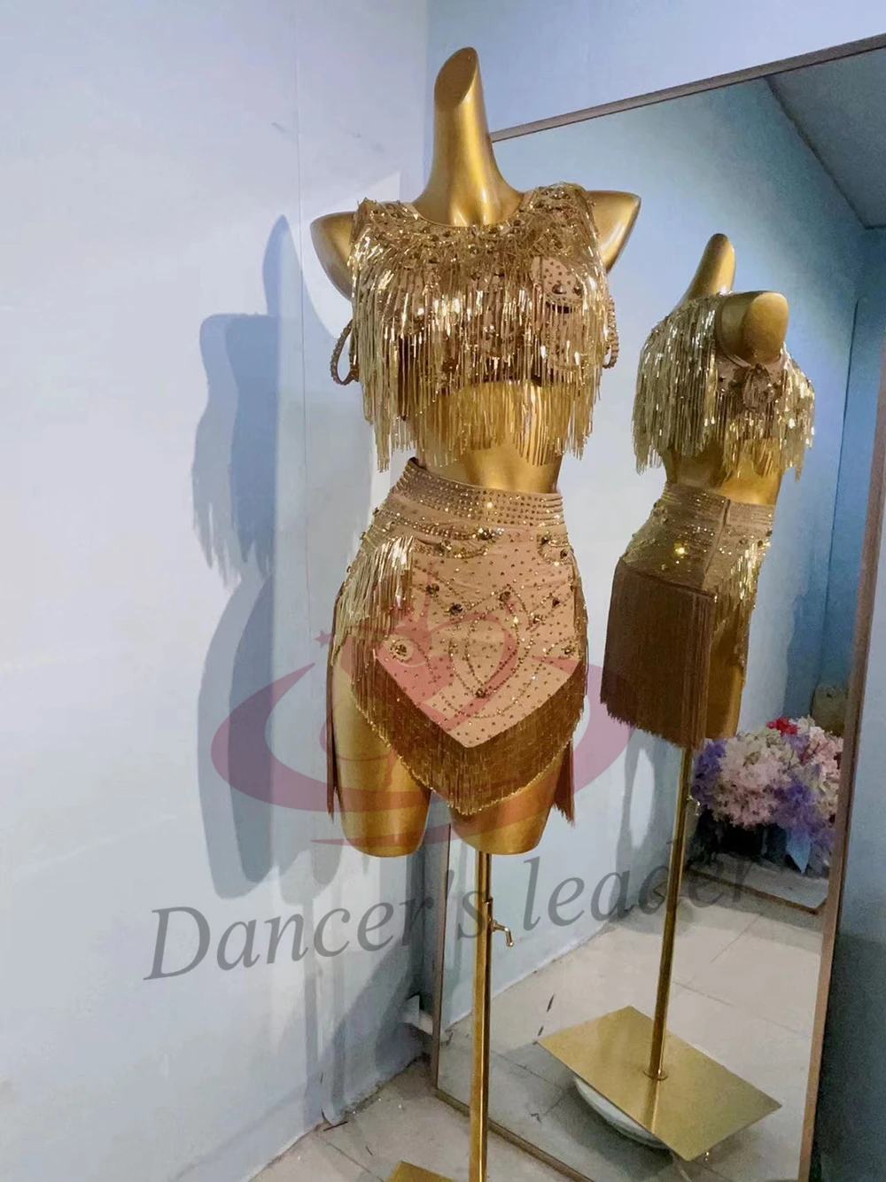 Костюм для латиноамериканских танцев: платье с бисером и пайетками, черное, для выступлений по самбе, для взрослых и детей, на заказ, класса люкс
Костюм для латиноамериканских танцев: платье с бисером и пайетками, черное, для выступлений по самбе, для взрослых и детей, на заказ, класса люкс