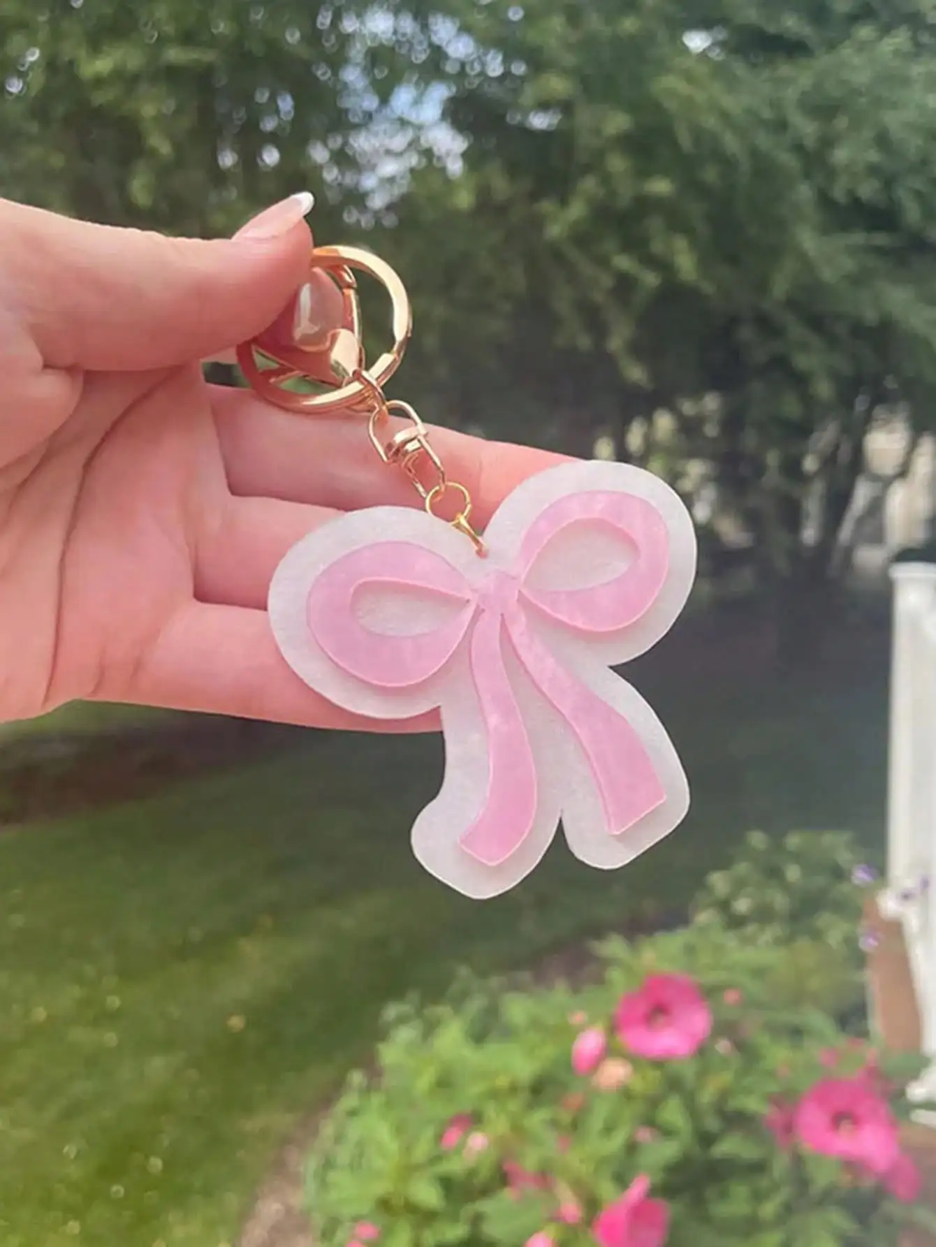 Pearlescent Pink & White Bow Keychain with Gold Hardware
Pearlescent Pink & White Bow Keychain with Gold Hardware