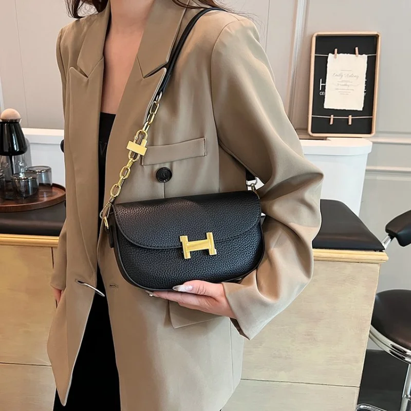 Classic Shoulder Bag For Ladies In Smooth Calfskin Leather With Minimalist Design For Understated Elegance
Classic Shoulder Bag For Ladies In Smooth Calfskin Leather With Minimalist Design For Understated Elegance