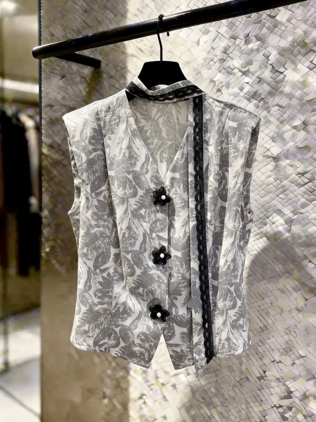 Korean Style V-Neck Sleeveless Vest with Sash Trendy Color Block Design Summer 2026 Women's Fashion Age-Defying Top
Korean Style V-Neck Sleeveless Vest with Sash Trendy Color Block Design Summer 2026 Women's Fashion Age-Defying Top