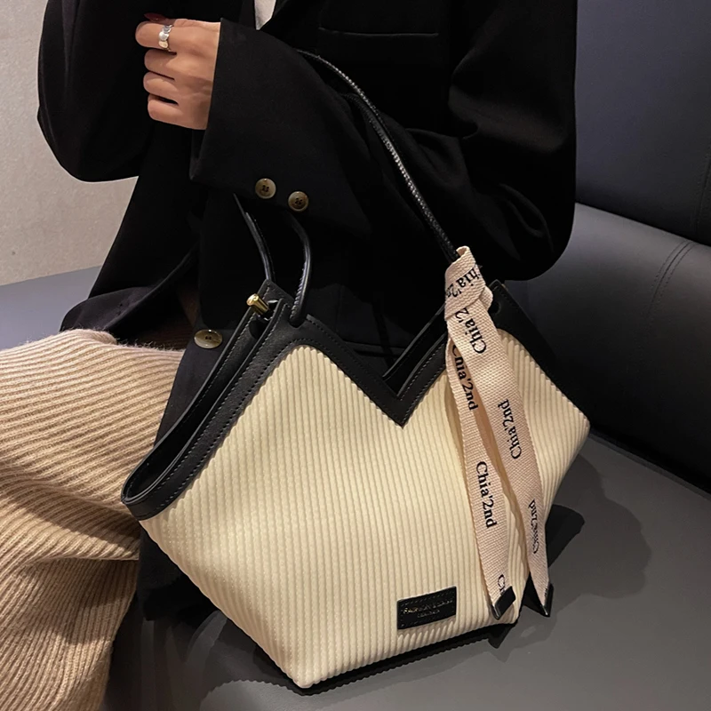 Новая модная женская сумка-тоут через плечо, повседневная, в стиле ретро, однотонная, с вертикальными полосками
Новая модная женская сумка-тоут через плечо, повседневная, в стиле ретро, однотонная, с вертикальными полосками