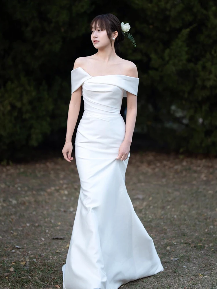 Simple Elegance Satin Fish Tail Bridal Gown Outdoor Wedding Dress White Outdoor Scene Bride Dress Shoulder Bared Tailored Fit
Simple Elegance Satin Fish Tail Bridal Gown Outdoor Wedding Dress White Outdoor Scene Bride Dress Shoulder Bared Tailored Fit