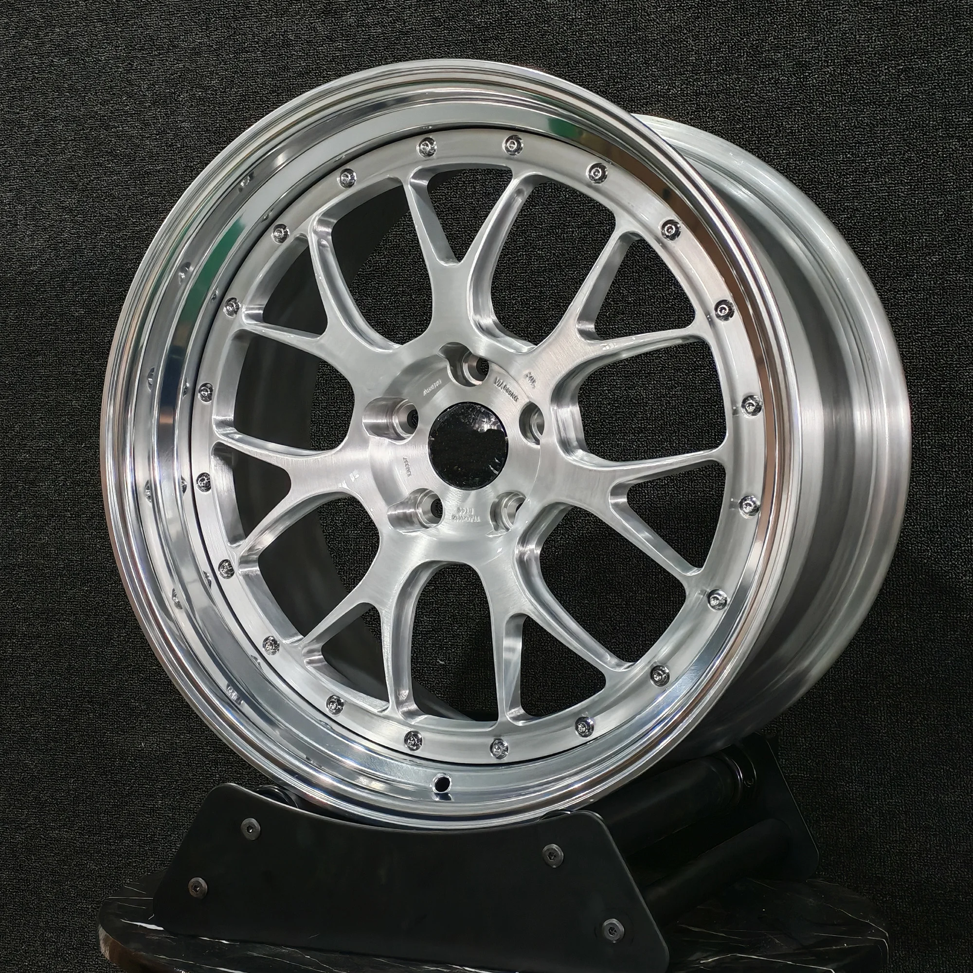 6061T6 Custom Two-Piece Forged Aluminum Wheel Rim with LM LMR E88 Design Steel Spokes Brushed Finishing for Lightweight Passenge
6061T6 Custom Two-Piece Forged Aluminum Wheel Rim with LM LMR E88 Design Steel Spokes Brushed Finishing for Lightweight Passenge