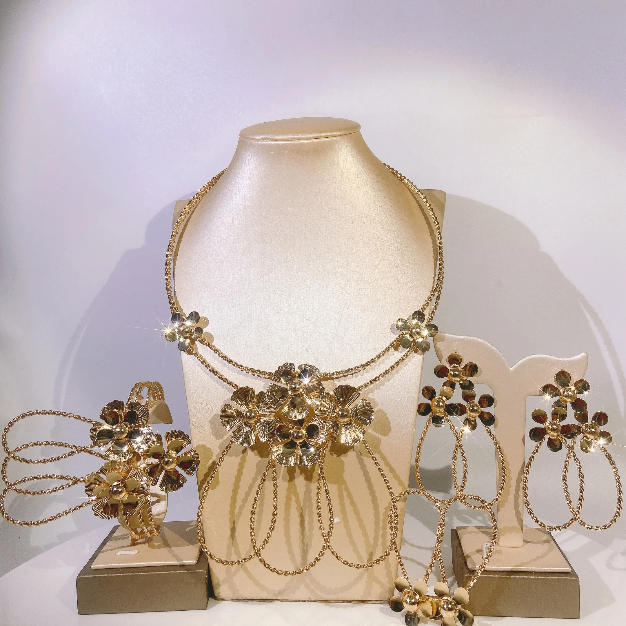 Yulaili Brazilian Jewelry Set for Women Light Weight Flower Necklace Earring Bangle Ring Party Accessories Bridal Gift H20041
Yulaili Brazilian Jewelry Set for Women Light Weight Flower Necklace Earring Bangle Ring Party Accessories Bridal Gift H20041