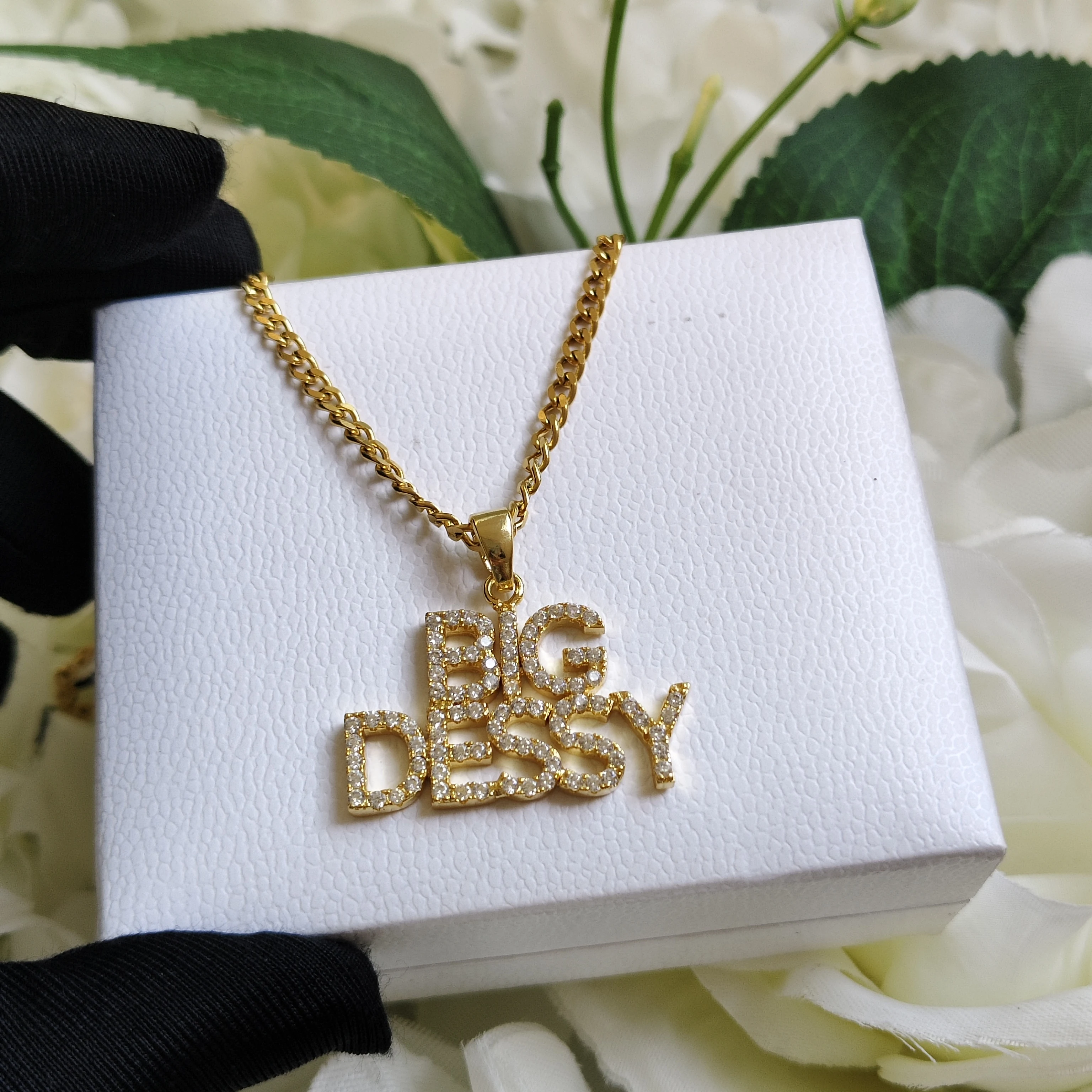 DHQH 2025 Новая оптовая продажа персонализированное ожерелье с буквами индивидуальное имя кулон ожерелье подарок на день рождения от производителя прямые продажи
DHQH 2025 Новая оптовая продажа персонализированное ожерелье с буквами индивидуальное имя кулон ожерелье подарок на день рождения от производителя прямые продажи