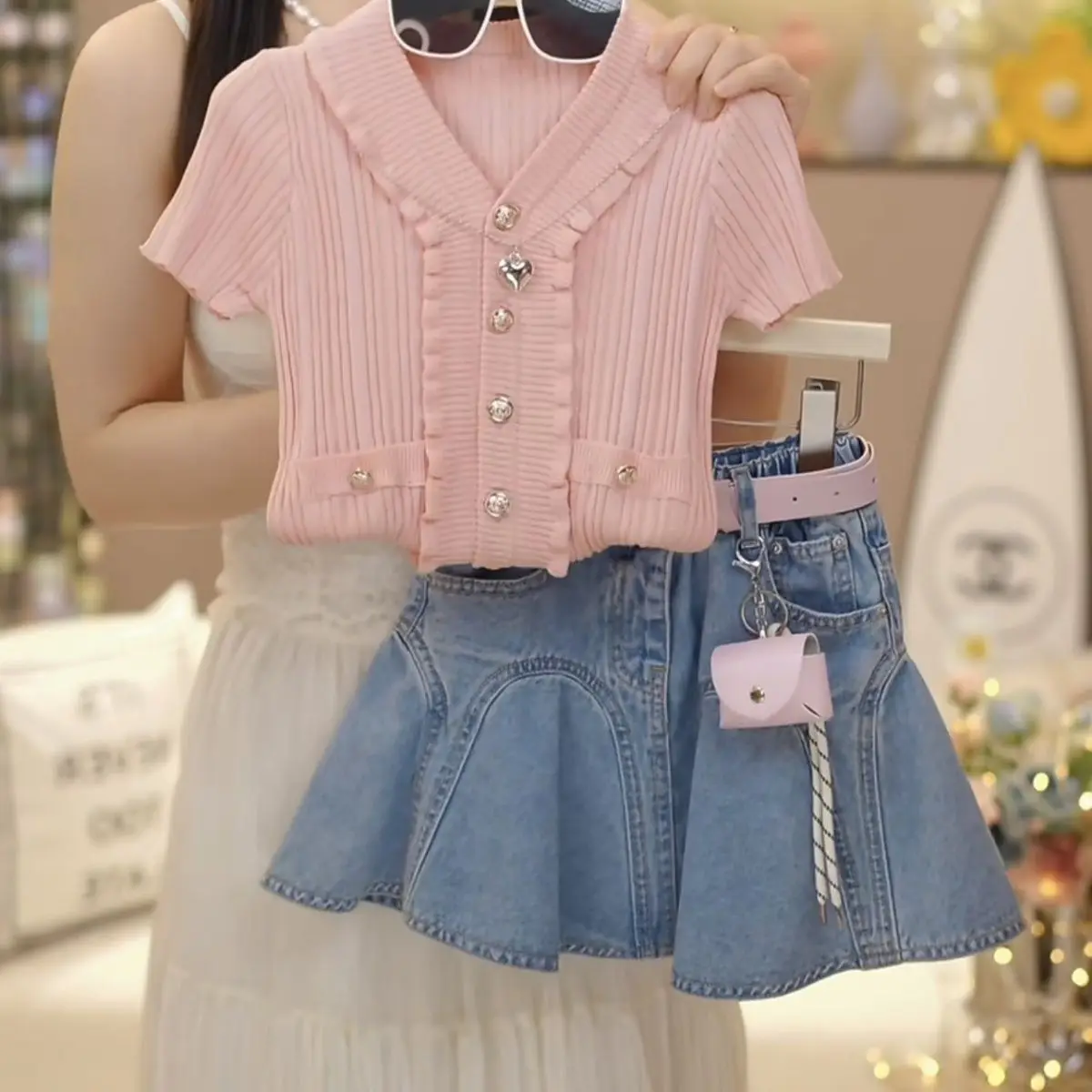 2026 New Fashion Korean-Style Children Summer Outfit Single-Breasted Knitted Short Sleeve Versatile Denim Skirt Two Piece Set
2026 New Fashion Korean-Style Children Summer Outfit Single-Breasted Knitted Short Sleeve Versatile Denim Skirt Two Piece Set