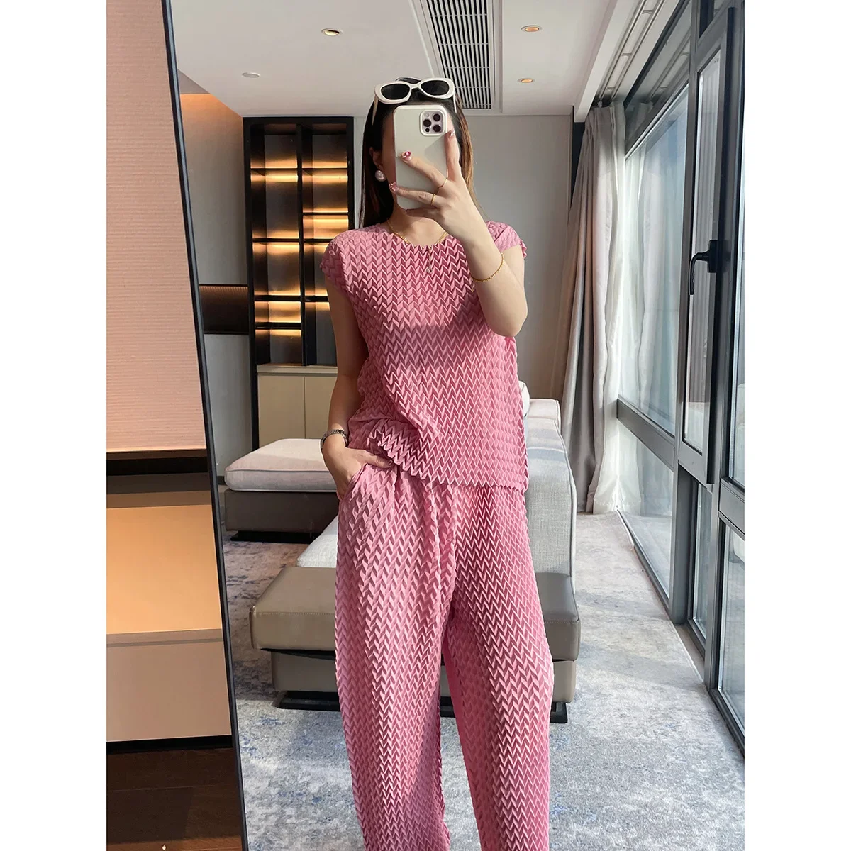 Pleats Pleated Pants Set 2024 New Summer Fashion Senior Set Women Sleeveless Top Pineapple Pleat Type Thin Two-piece Set
Pleats Pleated Pants Set 2024 New Summer Fashion Senior Set Women Sleeveless Top Pineapple Pleat Type Thin Two-piece Set