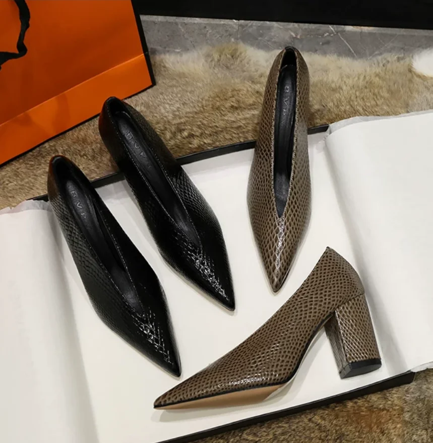 2026 Sexy Pumps V Cut Design Genuine Leather Women Chunky High Heel Pumps Sexy Branded Famous Ladies Footwear Lady Shoes A0005
2026 Sexy Pumps V Cut Design Genuine Leather Women Chunky High Heel Pumps Sexy Branded Famous Ladies Footwear Lady Shoes A0005