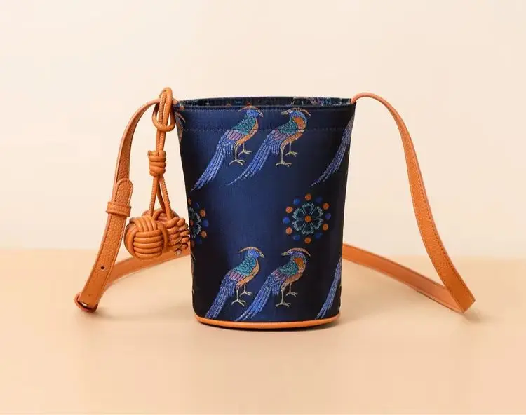 New Chinese Style Phone Bucket Bag for Women National Style Embroidered Single Shoulder Crossbody Lightweight Commuter bags
New Chinese Style Phone Bucket Bag for Women National Style Embroidered Single Shoulder Crossbody Lightweight Commuter bags