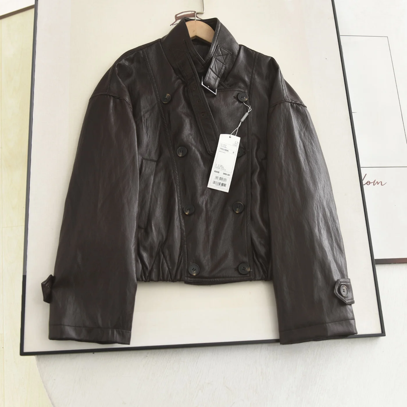 Ретро-куртка-косуха для женщин с воротником-стойкой, двойной застежкой на пуговицах, приталенная, из кожи, весна 2026, модная верхняя одежда
Ретро-куртка-косуха для женщин с воротником-стойкой, двойной застежкой на пуговицах, приталенная, из кожи, весна 2026, модная верхняя одежда