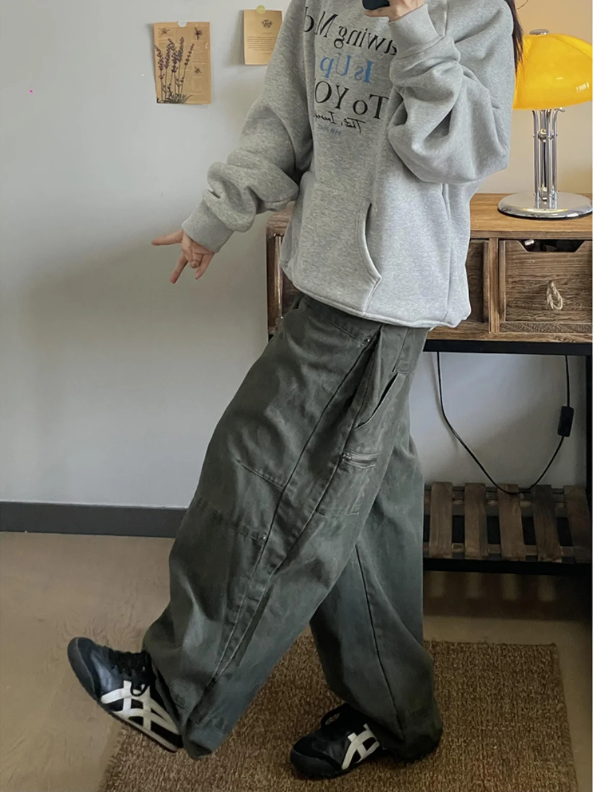 Мужские джинсы с широкими штанинами в стиле милитари, прямые свободные повседневные длинные брюки, осень-зима, американская рабочая одежда в стиле ретро, функциональные брюки
Мужские джинсы с широкими штанинами в стиле милитари, прямые свободные повседневные длинные брюки, осень-зима, американская рабочая одежда в стиле ретро, функциональные брюки