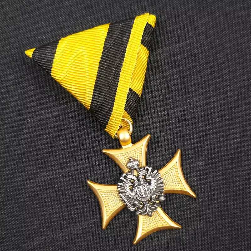 Reproduction of the First Class 25 Year Service Cross of the Austro Hungarian Empire during World War I
Reproduction of the First Class 25 Year Service Cross of the Austro Hungarian Empire during World War I