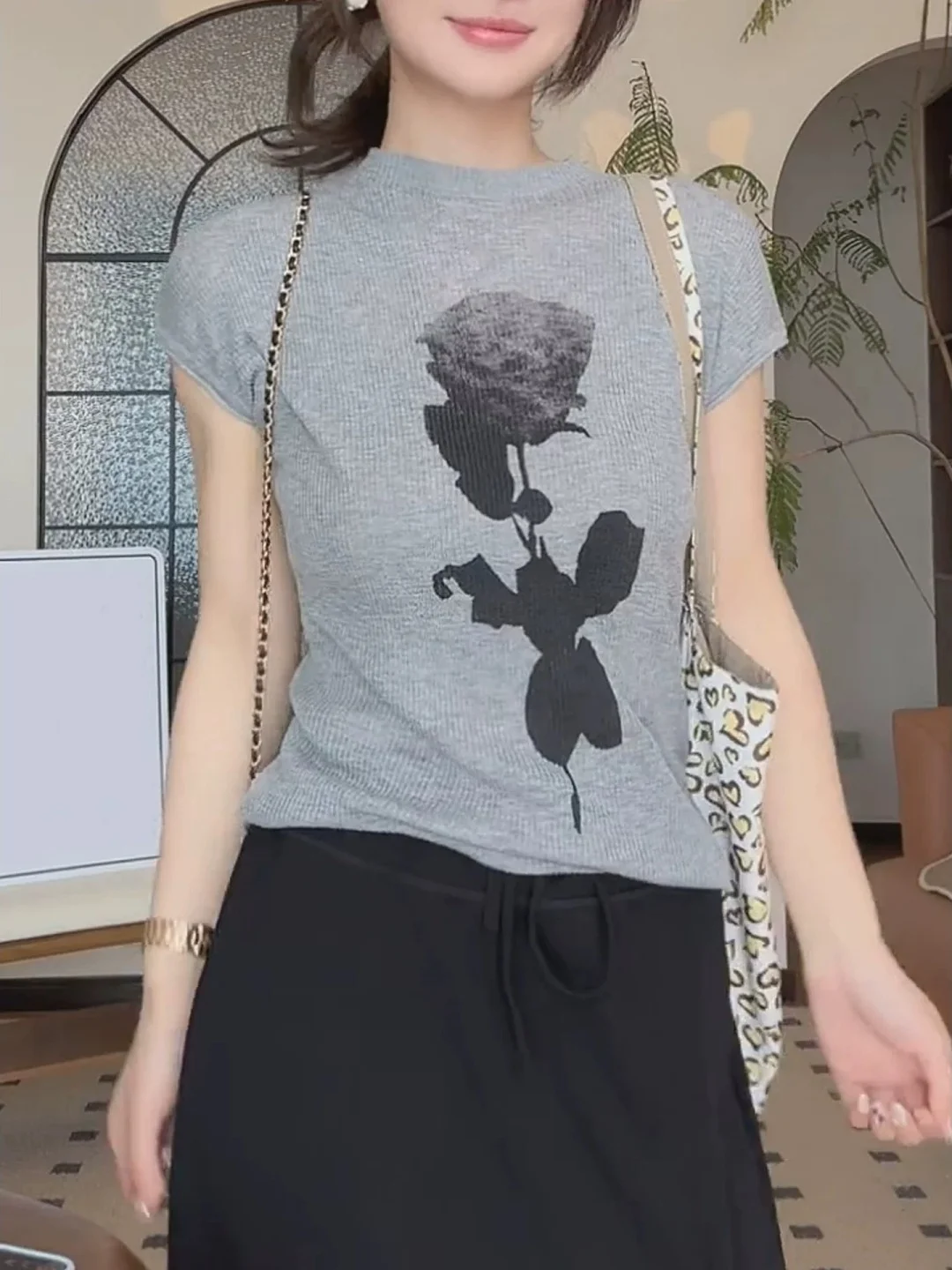 Gray Knitted Short Sleeve T-Shirt Women's Summer Thin Style Floral Watercolor Print Casual Comfortable Straight Cut Commute Wear
Gray Knitted Short Sleeve T-Shirt Women's Summer Thin Style Floral Watercolor Print Casual Comfortable Straight Cut Commute Wear