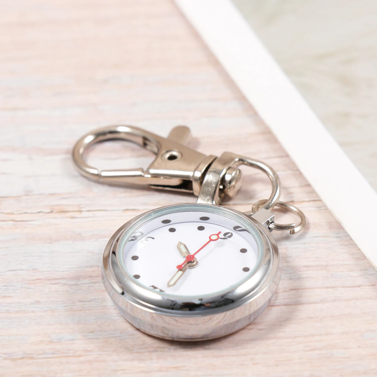 Classical Pocket Watch Keychain Large Dial Quartz Luminous Needle Durable Material Gifts Kids Adults Key Buckle Easy Read Time
Classical Pocket Watch Keychain Large Dial Quartz Luminous Needle Durable Material Gifts Kids Adults Key Buckle Easy Read Time