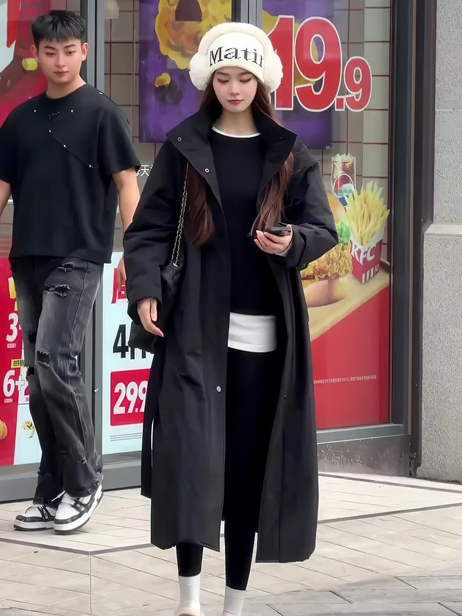 Повседневное длинное женское пуховое пальто 2025 года, новая зимняя модель, свободный крой, воротник-стойка, белое, с наполнителем из перьев, теплое, ветрозащитное
Повседневное длинное женское пуховое пальто 2025 года, новая зимняя модель, свободный крой, воротник-стойка, белое, с наполнителем из перьев, теплое, ветрозащитное