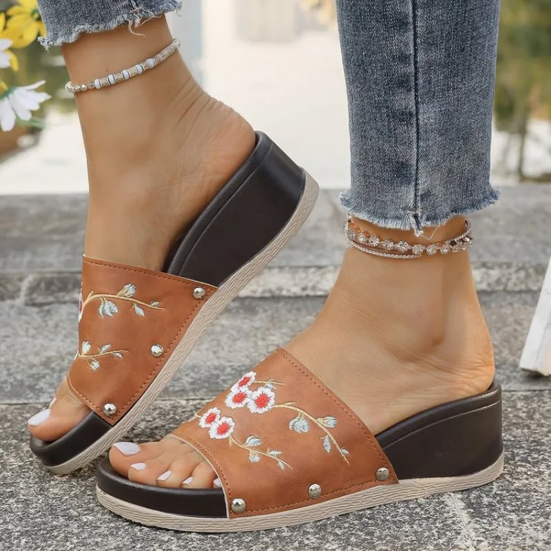 Women Embroidery Slide Sandals Vintage Embroidery Design PU Leather Slipper Gift for Birthday New Fashion Year Plus Size 42 43
Women Embroidery Slide Sandals Vintage Embroidery Design PU Leather Slipper Gift for Birthday New Fashion Year Plus Size 42 43