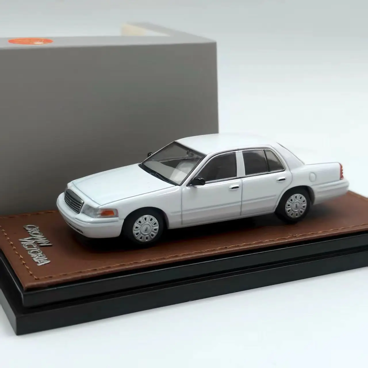 GOC 1:64 Crown Victoria, легкосплавный автомобиль, литье под давлением и игрушечный транспорт, модель автомобиля, миниатюрная масштабная модель автомобиля для детей
GOC 1:64 Crown Victoria, легкосплавный автомобиль, литье под давлением и игрушечный транспорт, модель автомобиля, миниатюрная масштабная модель автомобиля для детей