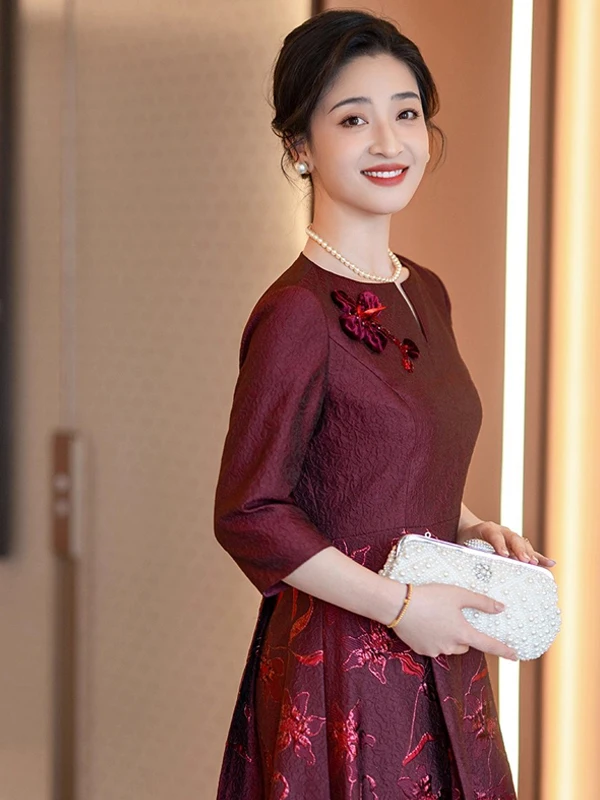 Новое китайское элегантное свадебное платье для матери невесты, высокое качество, на молнии, с V-образным вырезом, со средней талией, с длинными рукавами
Новое китайское элегантное свадебное платье для матери невесты, высокое качество, на молнии, с V-образным вырезом, со средней талией, с длинными рукавами