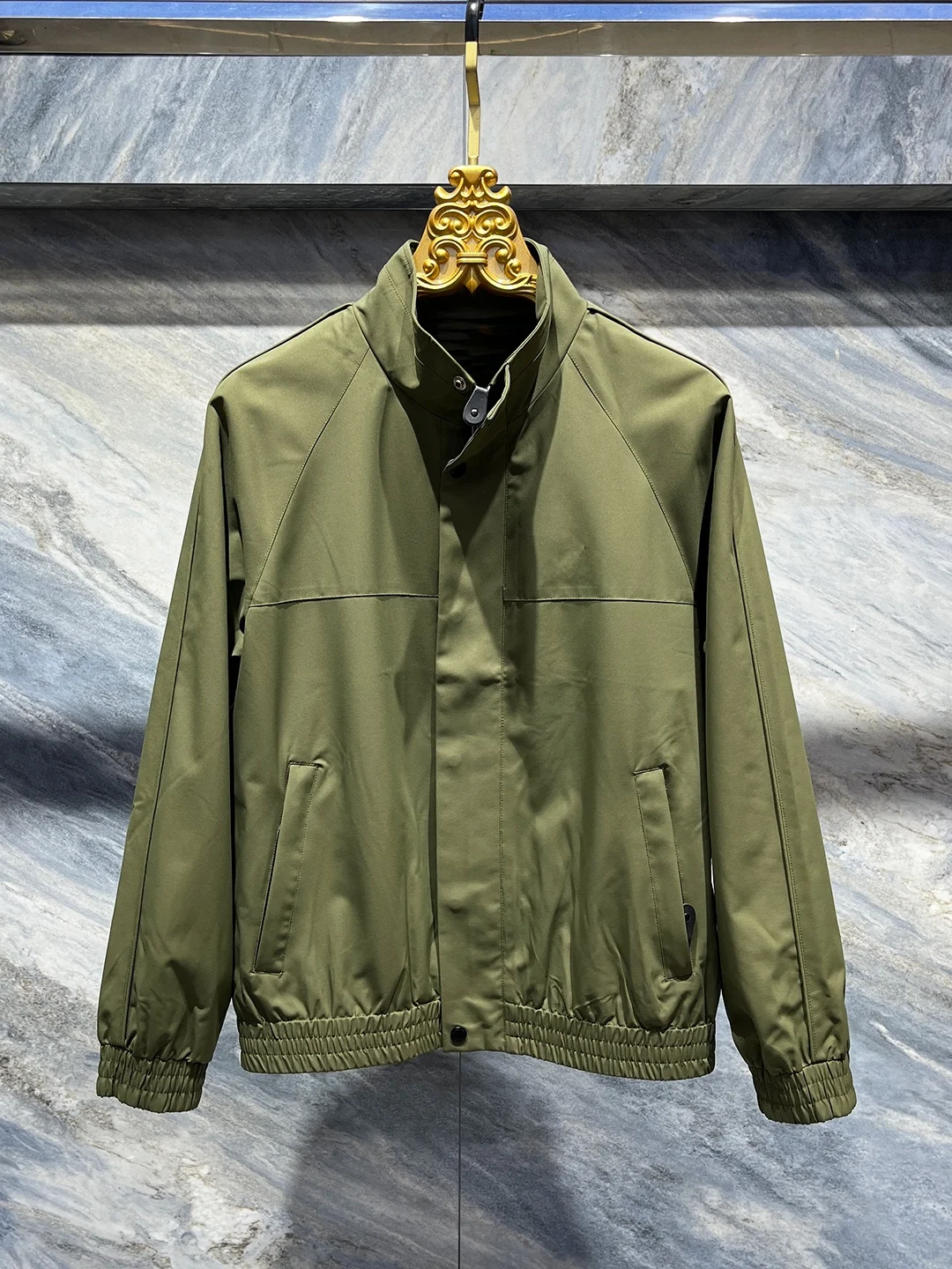 New 2025 Men's Stand Collar Commuter Jaet Patchwork Embroidery Trendy Versatile Outerwear Polyester Nylon Cosite Fiber
New 2025 Men's Stand Collar Commuter Jaet Patchwork Embroidery Trendy Versatile Outerwear Polyester Nylon Cosite Fiber