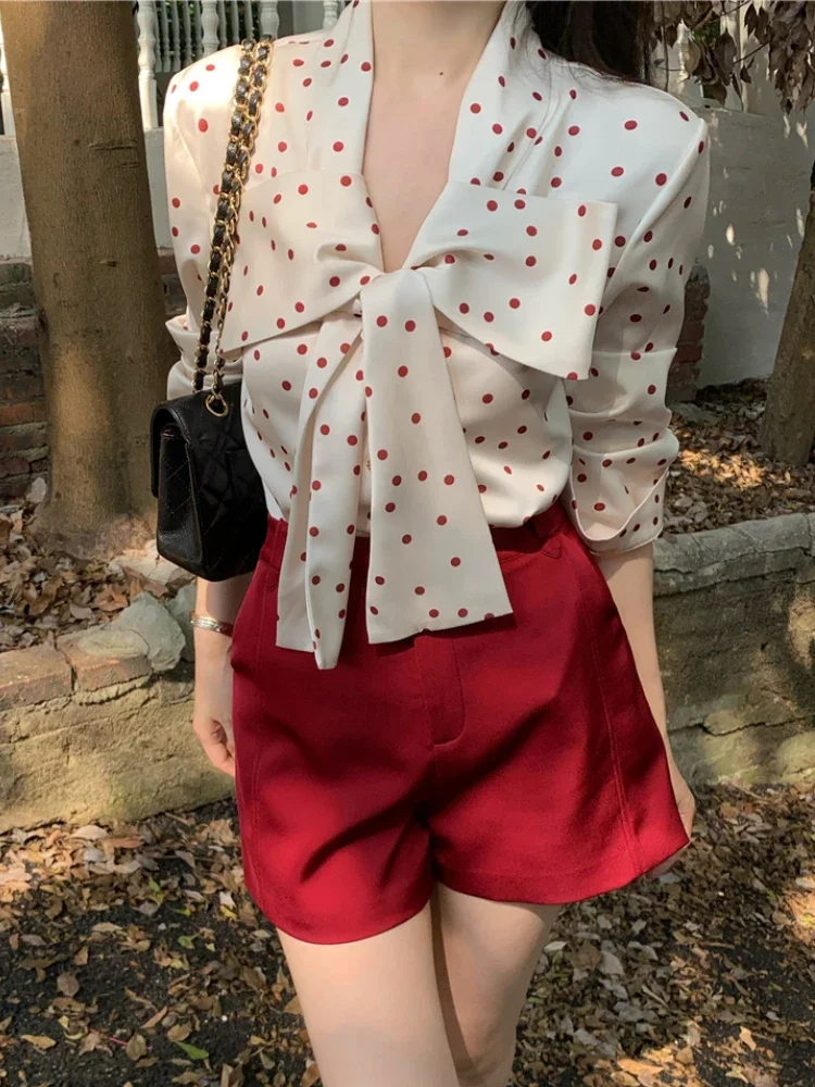 Винтажные элегантные рубашки в горошек для женщин Красивая блузка с галстуком-бабочкой Офисные женские корейские модные красные шорты Комплект из двух предметов 
Винтажные элегантные рубашки в горошек для женщин Красивая блузка с галстуком-бабочкой Офисные женские корейские модные красные шорты Комплект из двух предметов