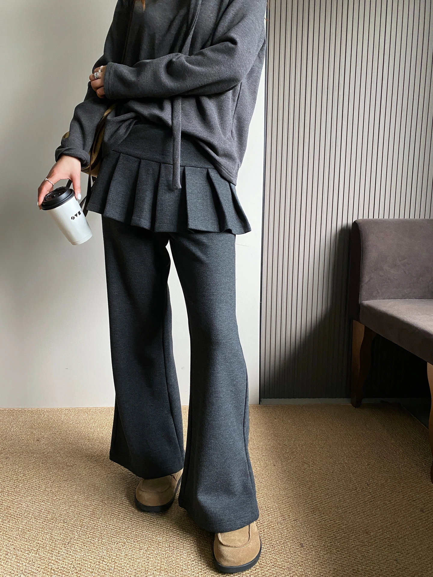 Корейские женские брюки-клеш с высокой талией, осенне-зимние, на флисовой подкладке, имитация двухслойности, плиссированные, широкие, повседневные
Корейские женские брюки-клеш с высокой талией, осенне-зимние, на флисовой подкладке, имитация двухслойности, плиссированные, широкие, повседневные