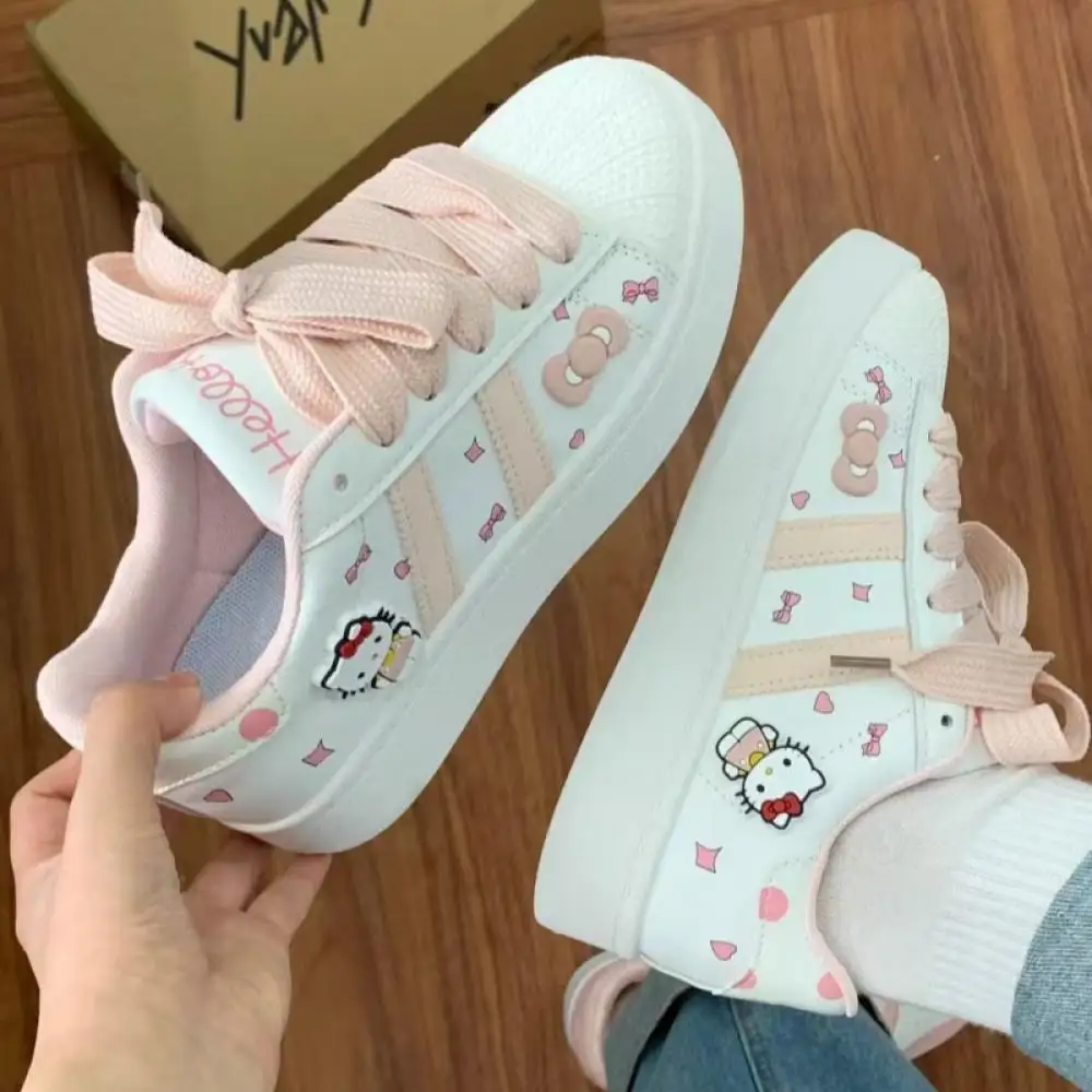 Kawaii Board Shoes Sanrios Hello Kitty, удобная вентилируемая спортивная обувь для отдыха с героями мультфильмов, милые туфли на толстой подошве, милые студенческие туфли для девочек
Kawaii Board Shoes Sanrios Hello Kitty, удобная вентилируемая спортивная обувь для отдыха с героями мультфильмов, милые туфли на толстой подошве, милые студенческие туфли для девочек