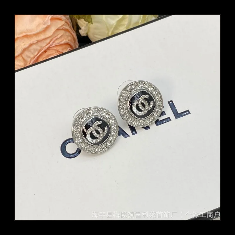 Новые круглые серьги-гвоздики с двойной буквой C и бриллиантами, женские серьги-гвоздики во французском светском стиле среднего и древнего стиля, тот же стиль
Новые круглые серьги-гвоздики с двойной буквой C и бриллиантами, женские серьги-гвоздики во французском светском стиле среднего и древнего стиля, тот же стиль