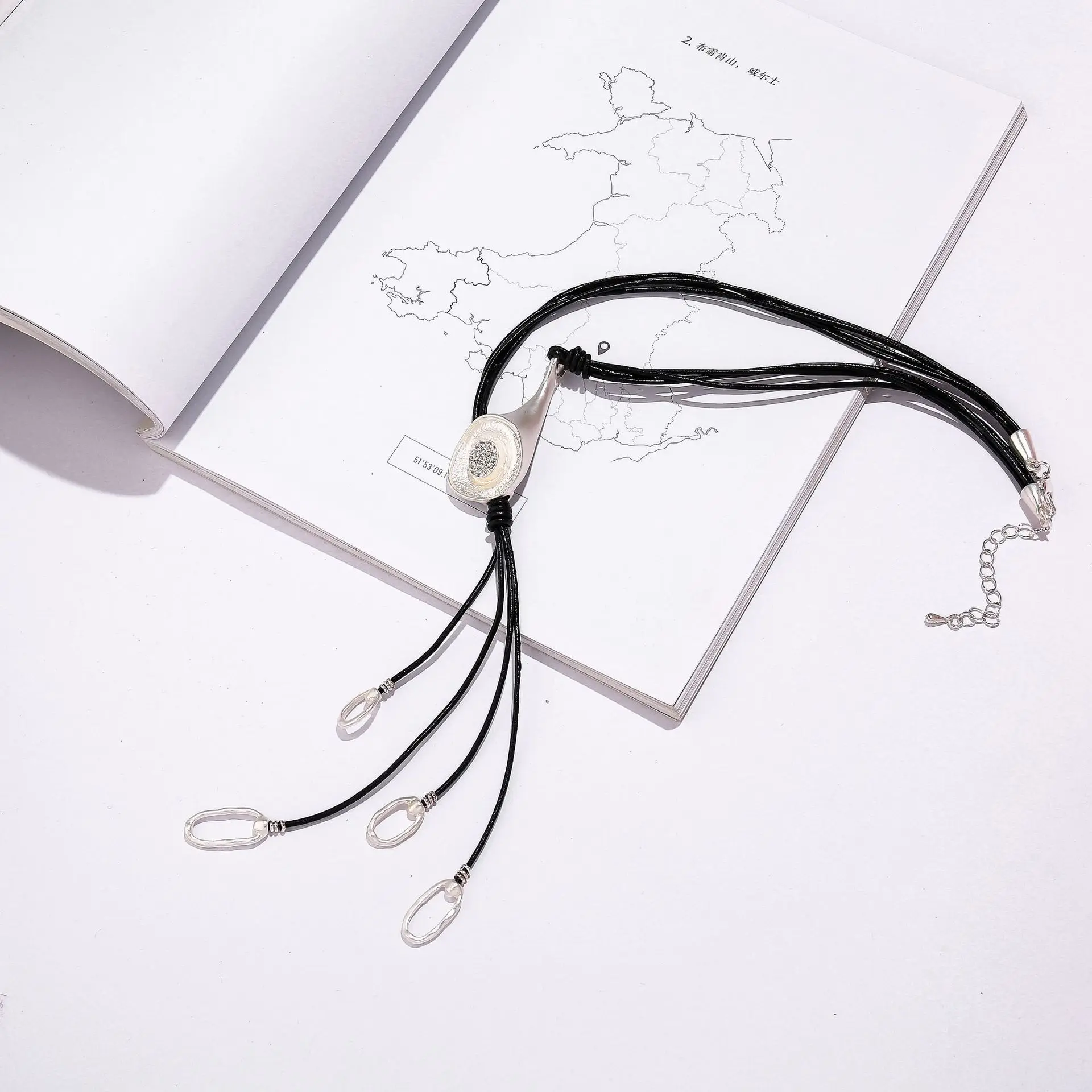 DIY accessories jewelry popular foreign trade European and American metal wind alloy diamond-encrusted short leather rope wo
DIY accessories jewelry popular foreign trade European and American metal wind alloy diamond-encrusted short leather rope wo