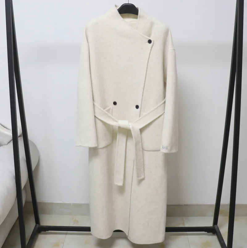 2026 Cashmere Trench Coat Simple Atmospheric Fashionable Woolen Coat Stand Up Collar High-end Blends Double-sided Overcoat
2026 Cashmere Trench Coat Simple Atmospheric Fashionable Woolen Coat Stand Up Collar High-end Blends Double-sided Overcoat