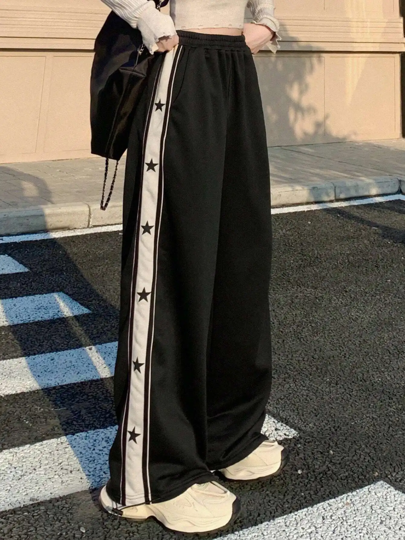 Черные широкие джоггеры с боковой полосой со звездным принтом, повседневные брюки в стиле Y2K
Черные широкие джоггеры с боковой полосой со звездным принтом, повседневные брюки в стиле Y2K