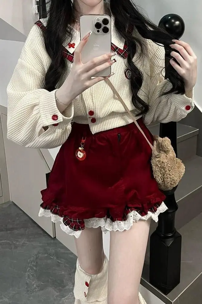 Japan Sweet College Style Outfit With Waist-Cinching Shorts And Apricot Sweater Long-Sleeved POLO Collar Top
Japan Sweet College Style Outfit With Waist-Cinching Shorts And Apricot Sweater Long-Sleeved POLO Collar Top