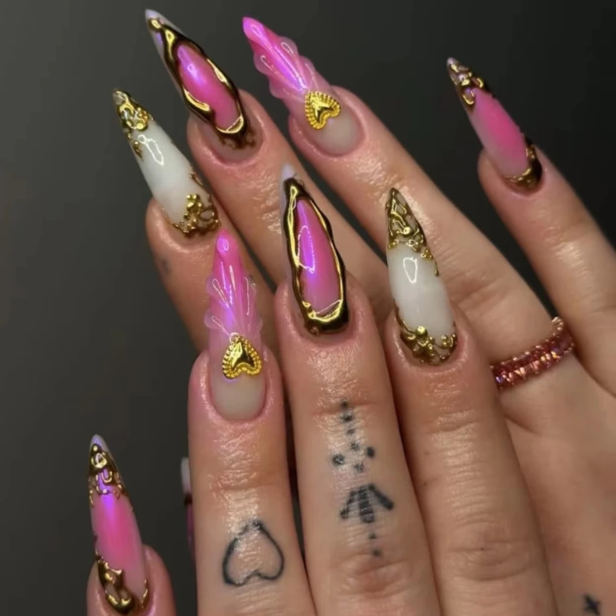 Noble Gold Metal Love Heart Wavy Exaggerate Extra Long Fake Nail Art False Nails Charms Tip Y2K Press on Nails DIY Manicure Tool
Noble Gold Metal Love Heart Wavy Exaggerate Extra Long Fake Nail Art False Nails Charms Tip Y2K Press on Nails DIY Manicure Tool