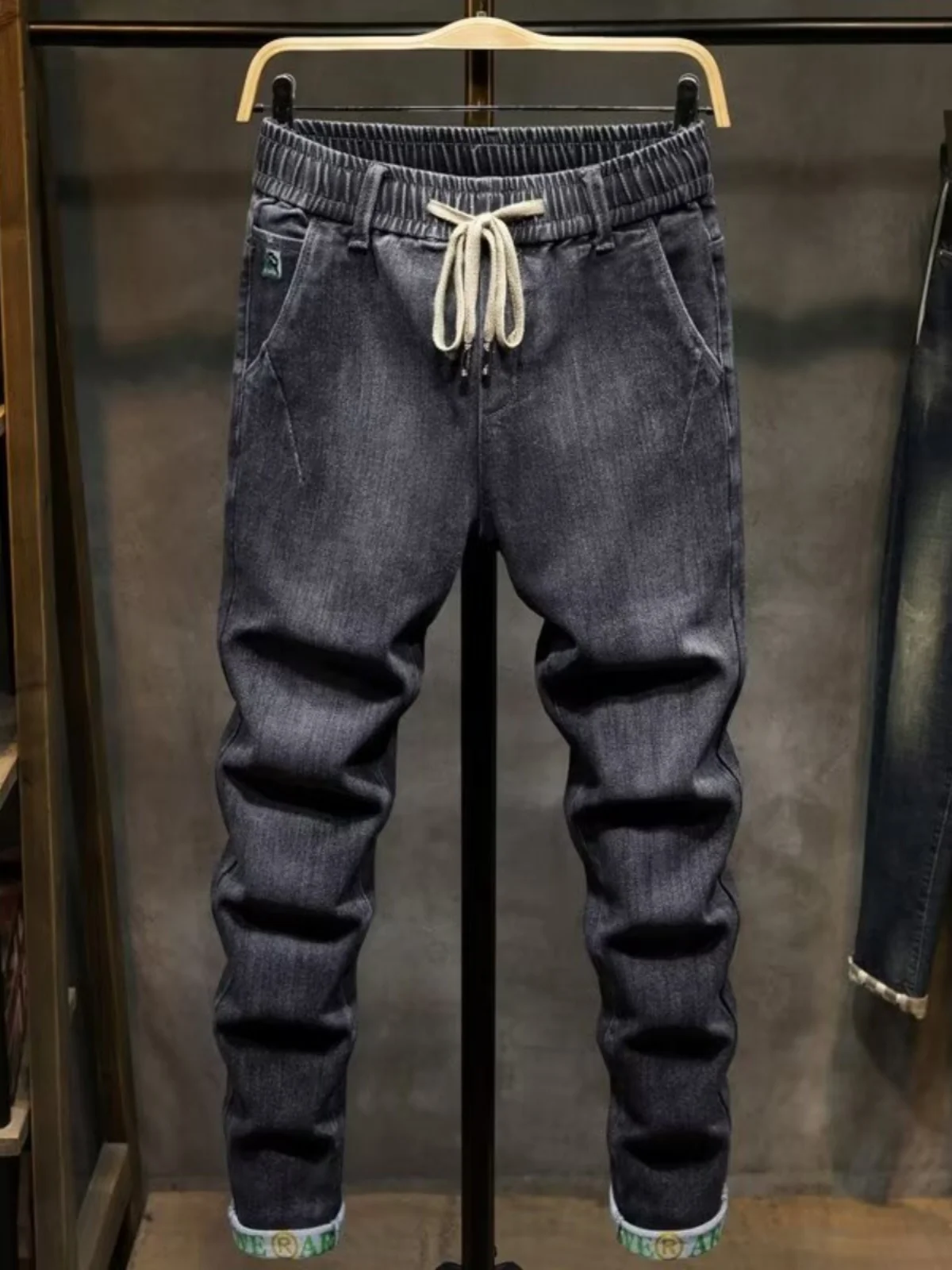 Trendy Harajuku Style Men's Jeans with Slanted Pocket Nine Points Carrot Jeans Students Love Drawstring Casual Wear
Trendy Harajuku Style Men's Jeans with Slanted Pocket Nine Points Carrot Jeans Students Love Drawstring Casual Wear