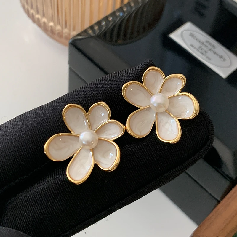 Trendy New Women's Flower Stud Earrings White Green Enamel Petals Imitation Pearl in Middle Irregular Curved Floral Earrings
Trendy New Women's Flower Stud Earrings White Green Enamel Petals Imitation Pearl in Middle Irregular Curved Floral Earrings
