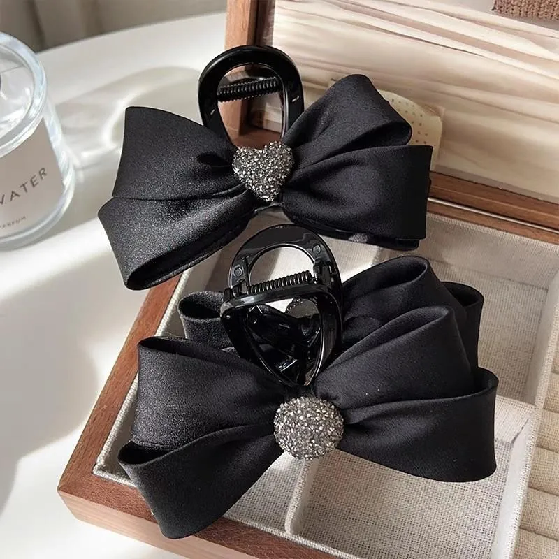 Elegant Temperament Fabric Bow Hair Clip For Woman Rhinestone Love Shark Clip Fashion Girl Ponytail Hair Clamp Hair Accessories
Elegant Temperament Fabric Bow Hair Clip For Woman Rhinestone Love Shark Clip Fashion Girl Ponytail Hair Clamp Hair Accessories