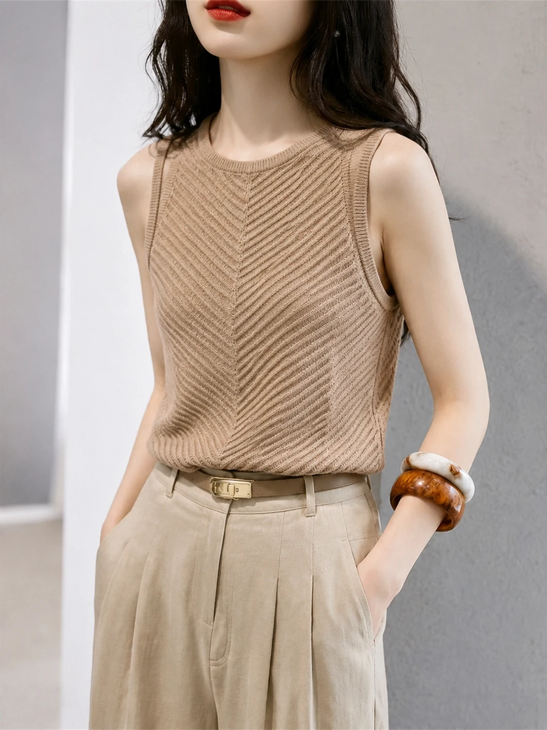 Retro Light Maturity Style Sleeveless Ice Silk Knitted Vest Overhead Summer Simple Comfortable Fashion Women's Top
Retro Light Maturity Style Sleeveless Ice Silk Knitted Vest Overhead Summer Simple Comfortable Fashion Women's Top