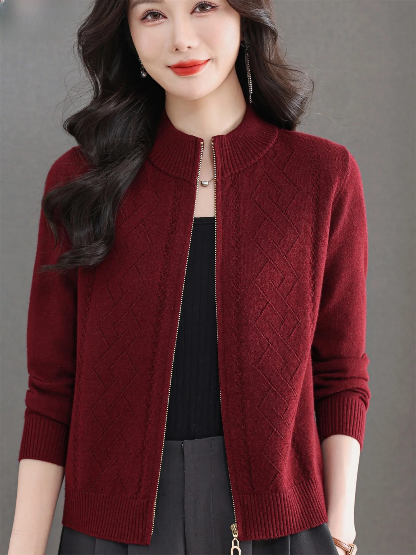 Вязаный кардиган Ele с длинными рукавами на молнии, женский свитер с воротником-стойкой в рубчик, модный, для зрелых женщин, весенняя новинка
Вязаный кардиган Ele с длинными рукавами на молнии, женский свитер с воротником-стойкой в рубчик, модный, для зрелых женщин, весенняя новинка