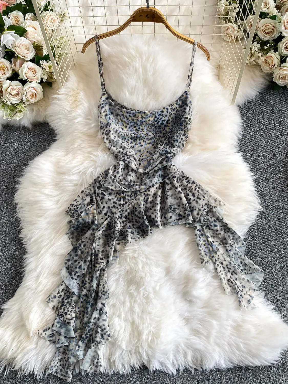 Women's Grey Leopard Print Tank Top Irregular Backless Camisole Top Y2K Gyaru Sexy Sleeveless Off Shoulder Cami Top Summer 2026
Women's Grey Leopard Print Tank Top Irregular Backless Camisole Top Y2K Gyaru Sexy Sleeveless Off Shoulder Cami Top Summer 2026