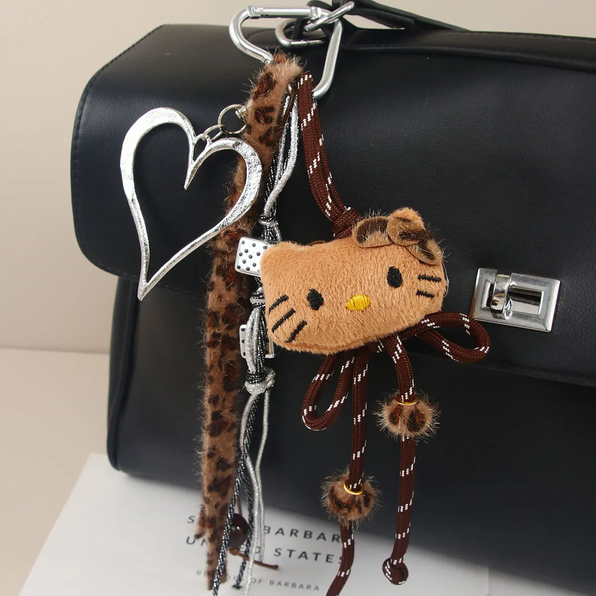 MINISO New Cute Series Plush Black Leather Leopard Print Cat Bag Pendant Doll Keychain Small Pendant Gift Female Accessories
MINISO New Cute Series Plush Black Leather Leopard Print Cat Bag Pendant Doll Keychain Small Pendant Gift Female Accessories