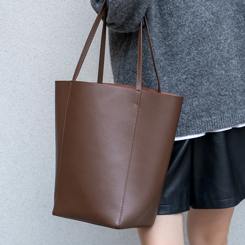 Genuine Cowhide Leather Tote Bag for Women Minimalist Large Capacity Shoulder Bag for Daily Luxury Soft Leather Bucket Bags
Genuine Cowhide Leather Tote Bag for Women Minimalist Large Capacity Shoulder Bag for Daily Luxury Soft Leather Bucket Bags