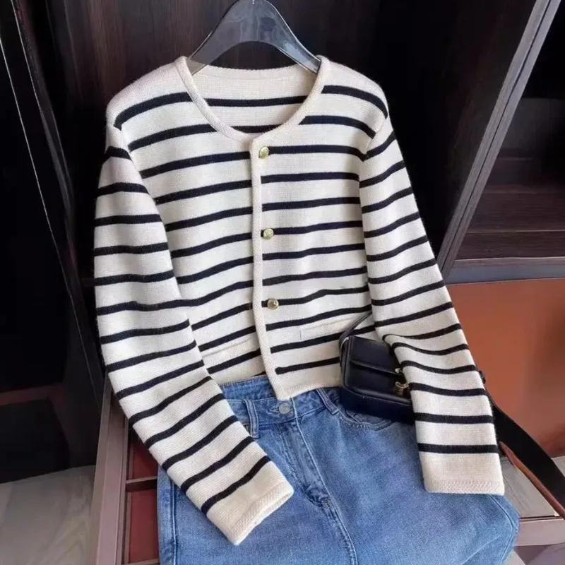 Red and White Clashing Stripes Soft Knitted Tops Women's New Sweet Ageing Short Section Jumper Cardigan Women Clothing
Red and White Clashing Stripes Soft Knitted Tops Women's New Sweet Ageing Short Section Jumper Cardigan Women Clothing