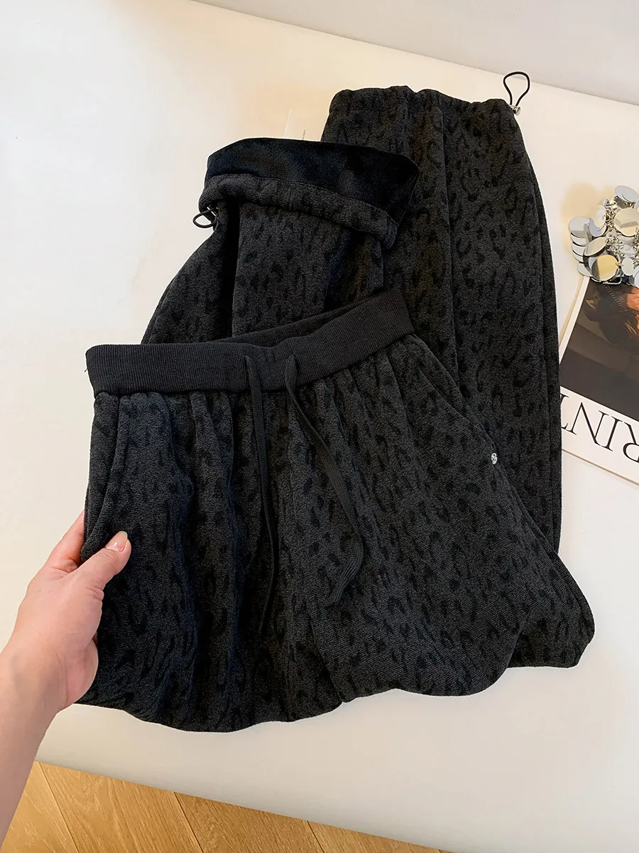 Loose Women's Fleece Lined Trousers High Waist Wide Leg Casual Pants Leopard Print Cuffed Sweatpants Stylish Lazy Style
Loose Women's Fleece Lined Trousers High Waist Wide Leg Casual Pants Leopard Print Cuffed Sweatpants Stylish Lazy Style