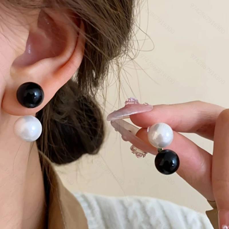 French Temperament Black and White Color Imitation Pearl Drop Earrings Women's Daily Simple Design Senior Jewelry Accessories
French Temperament Black and White Color Imitation Pearl Drop Earrings Women's Daily Simple Design Senior Jewelry Accessories