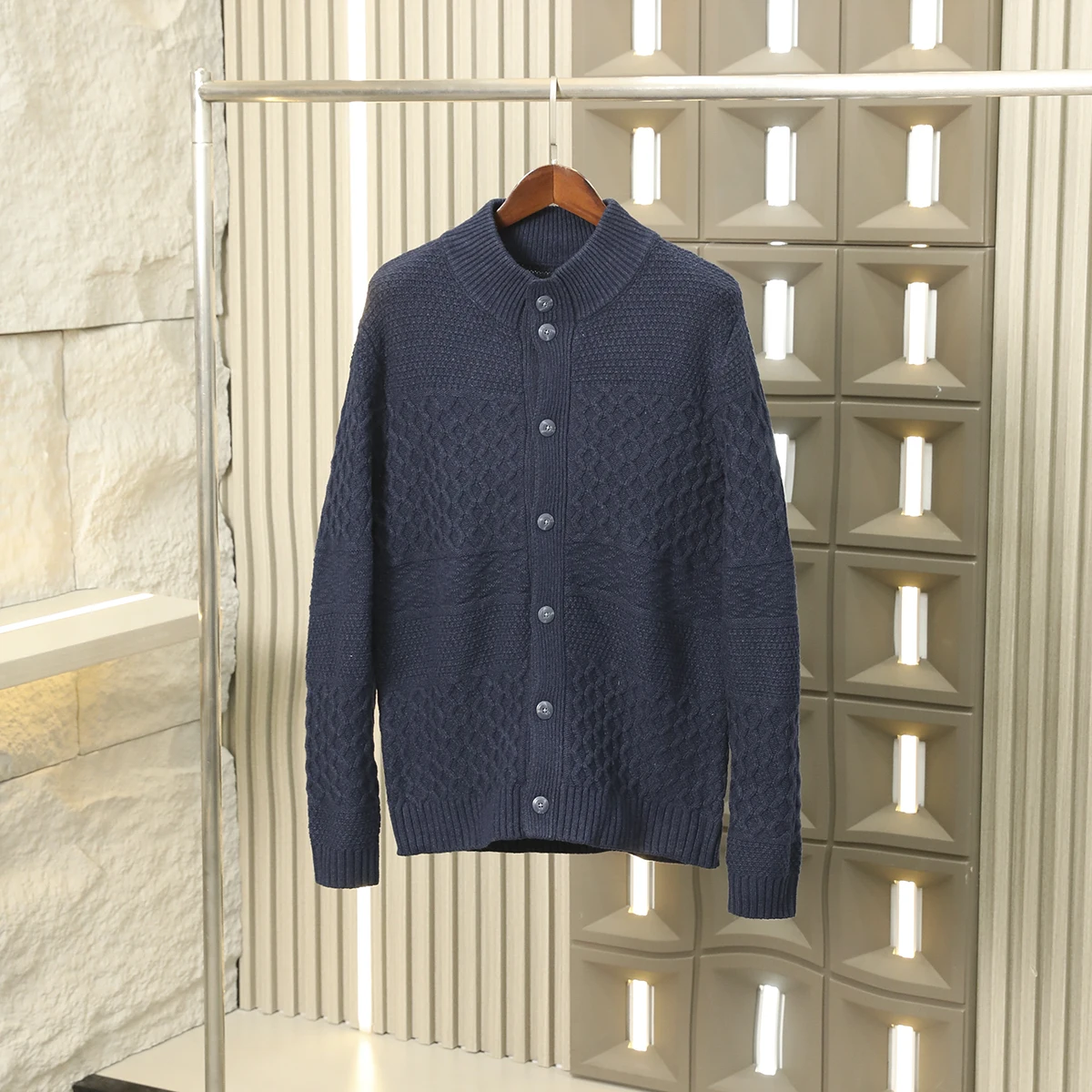 Элитный мужской кардиган из итальянской шерсти, вязаный, плотный, винтажный, с воротником-стойкой, длинными рукавами, теплый, повседневный, модный трикотаж
Элитный мужской кардиган из итальянской шерсти, вязаный, плотный, винтажный, с воротником-стойкой, длинными рукавами, теплый, повседневный, модный трикотаж