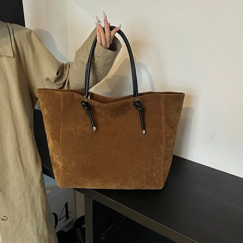 Элегантный кожаный клатч для женщин в модном парижском стиле с минималистской уникальной привлекательностью
Элегантный кожаный клатч для женщин в модном парижском стиле с минималистской уникальной привлекательностью