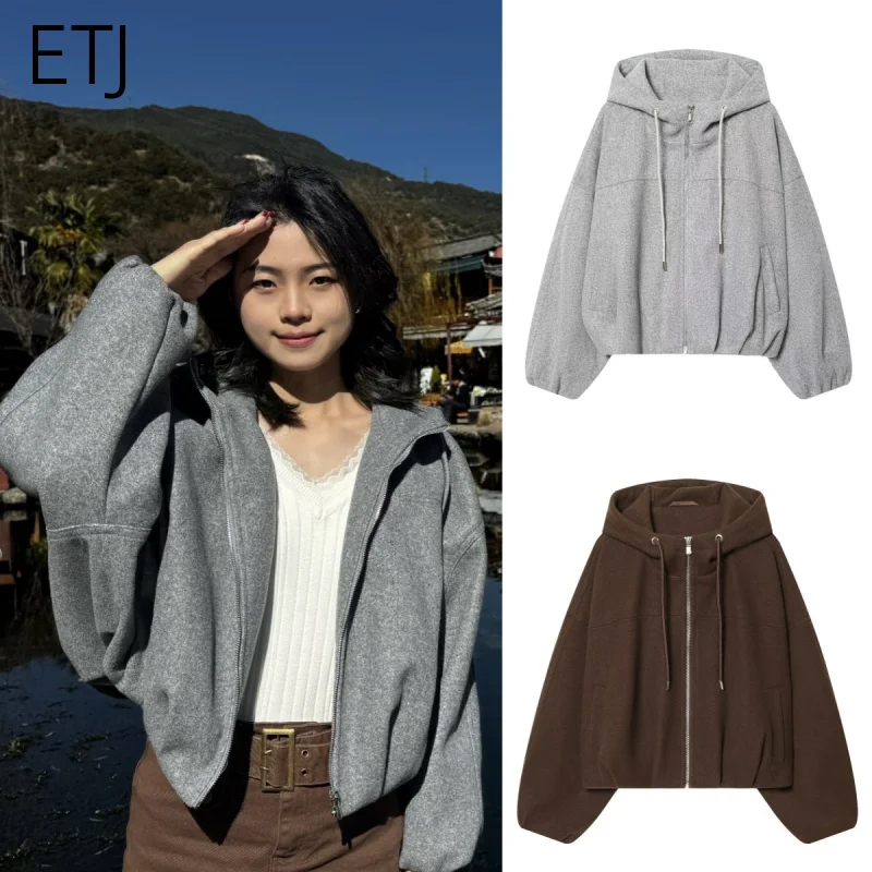 Весенняя коллекция женской одежды ETJ 2026: повседневные спортивные толстовки, мягкие свободные куртки-пилоты с капюшоном и короткие куртки.
Весенняя коллекция женской одежды ETJ 2026: повседневные спортивные толстовки, мягкие свободные куртки-пилоты с капюшоном и короткие куртки.