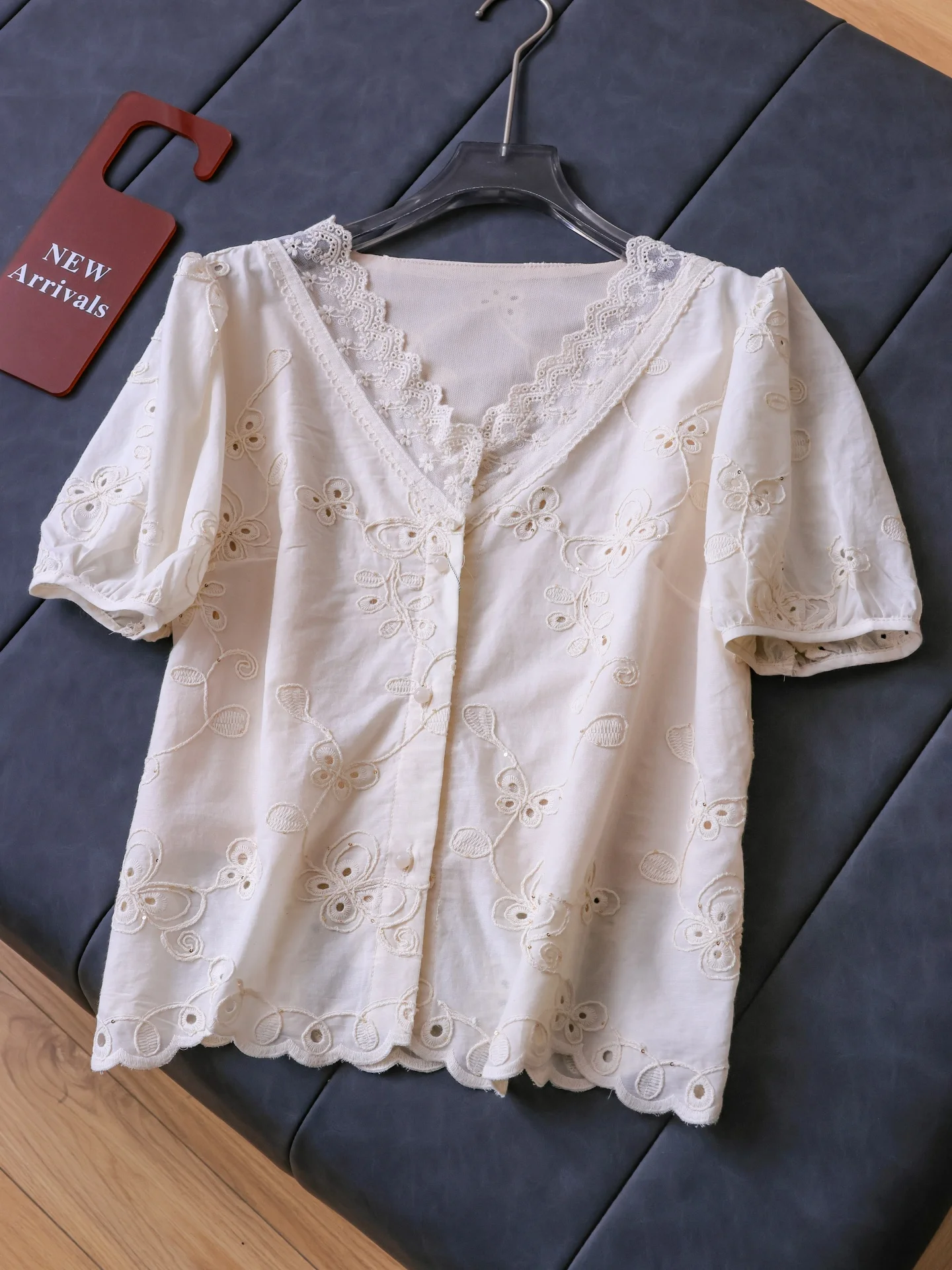 Embroidered Hollow out Lace Trim V-Neck Short Sleeve Women's Shirt Summer 2026 Casual Style Breathable Cotton Bubble Sleeve
Embroidered Hollow out Lace Trim V-Neck Short Sleeve Women's Shirt Summer 2026 Casual Style Breathable Cotton Bubble Sleeve