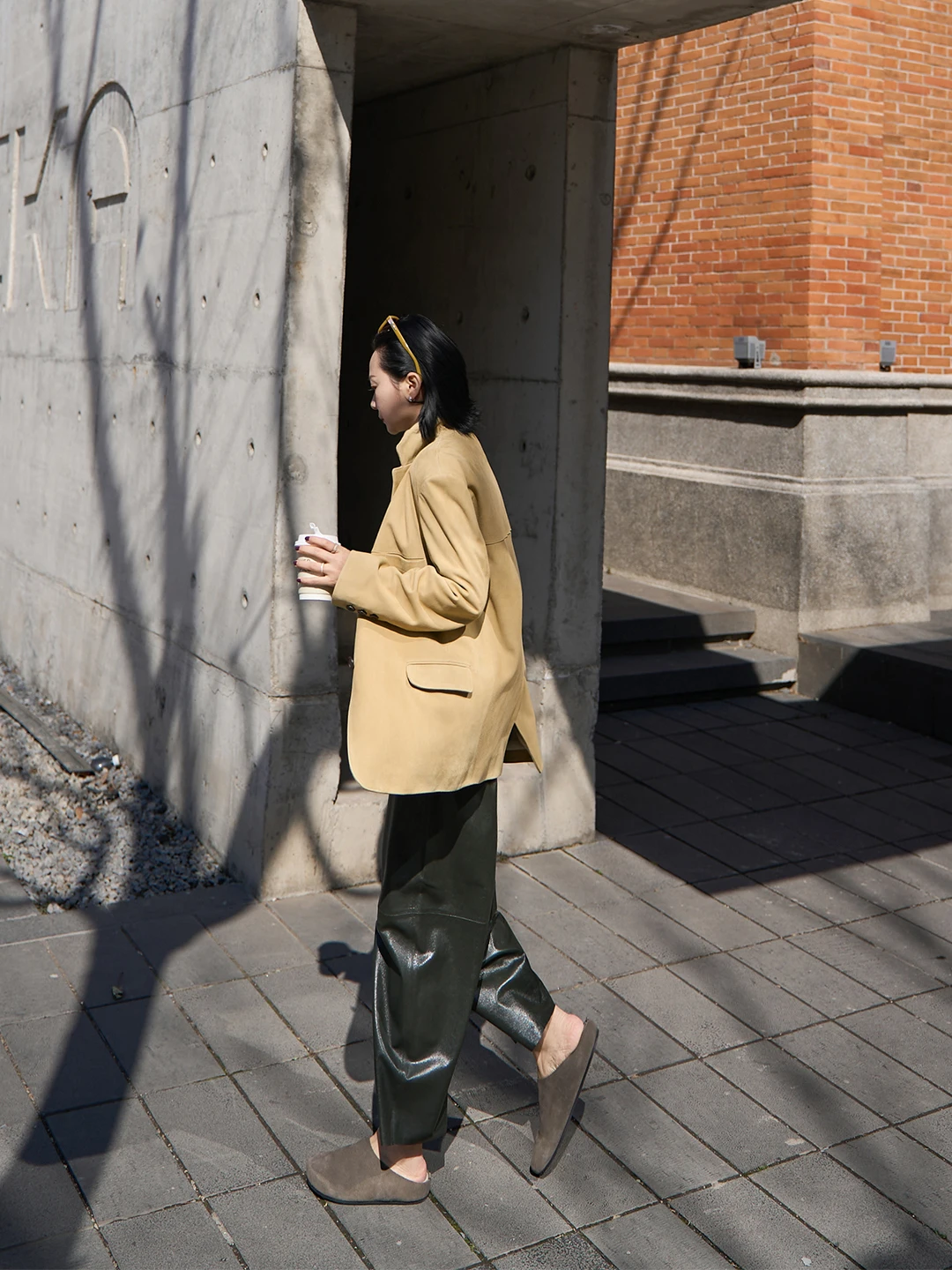 Брюки TOFOD A-ade Little Lamb Skin Knife: повседневные широкие брюки свободного кроя из премиальной кожи
Брюки TOFOD A-ade Little Lamb Skin Knife: повседневные широкие брюки свободного кроя из премиальной кожи