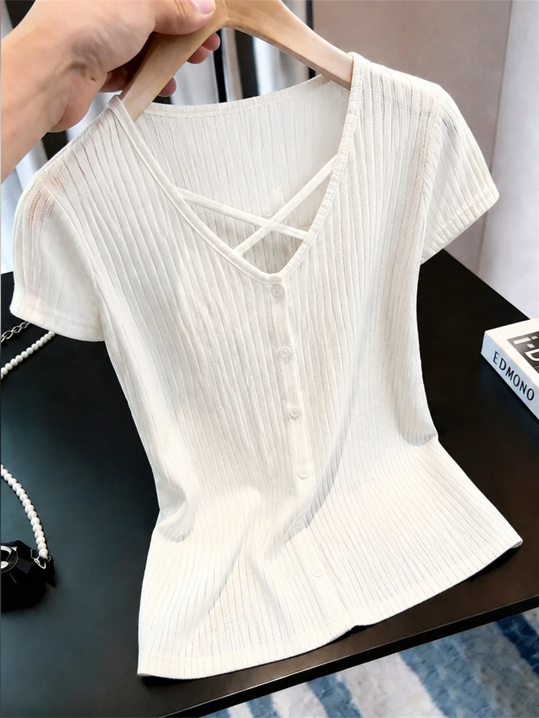 Ice Silk Knitted Short Sleeve Single Button Pure Color Casual Style Top Korean Version Straight Tube Commute Fashion Summer 2026
Ice Silk Knitted Short Sleeve Single Button Pure Color Casual Style Top Korean Version Straight Tube Commute Fashion Summer 2026